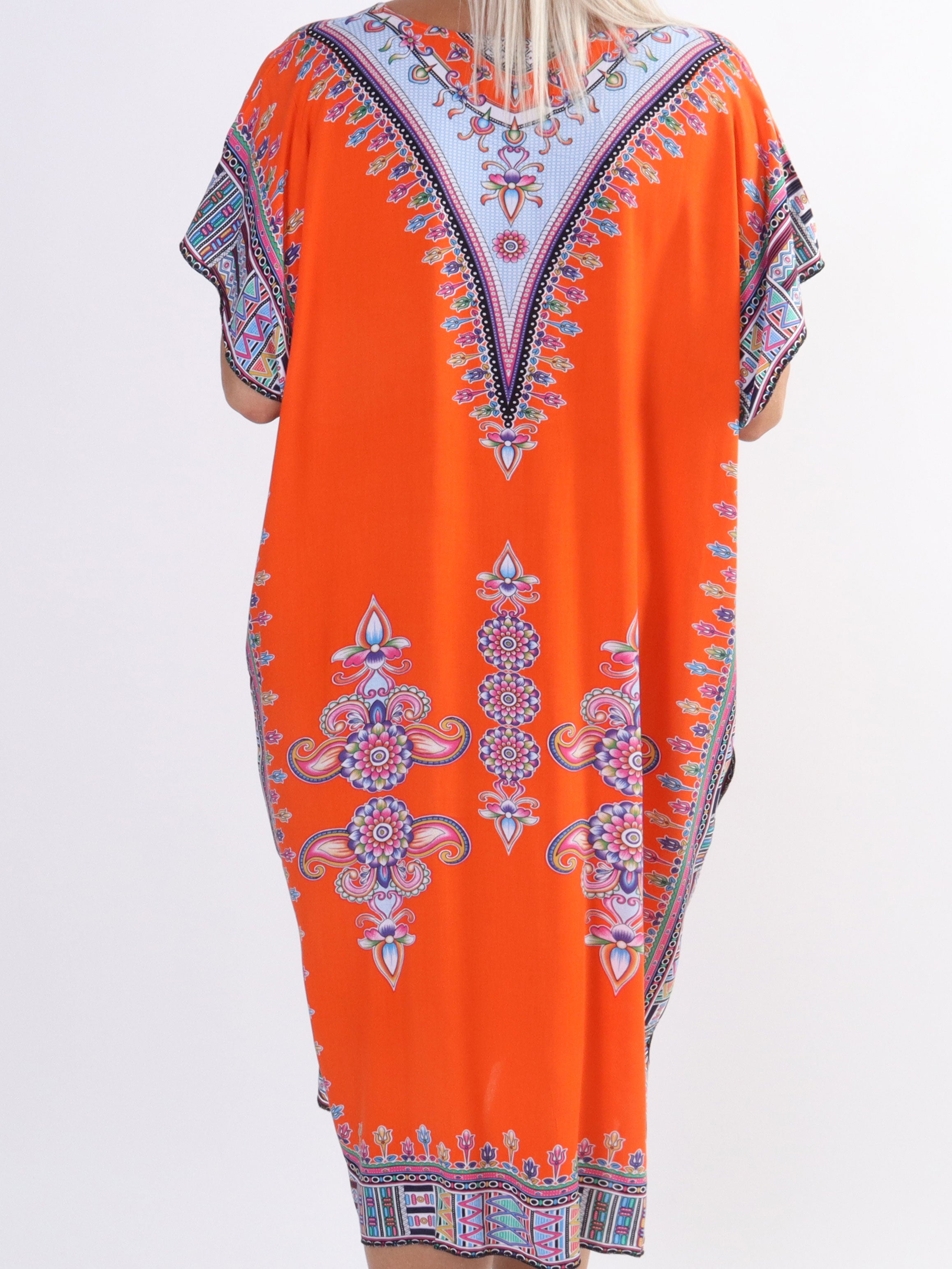 Mille - Let og luftig plus size tunika i farvet mønster